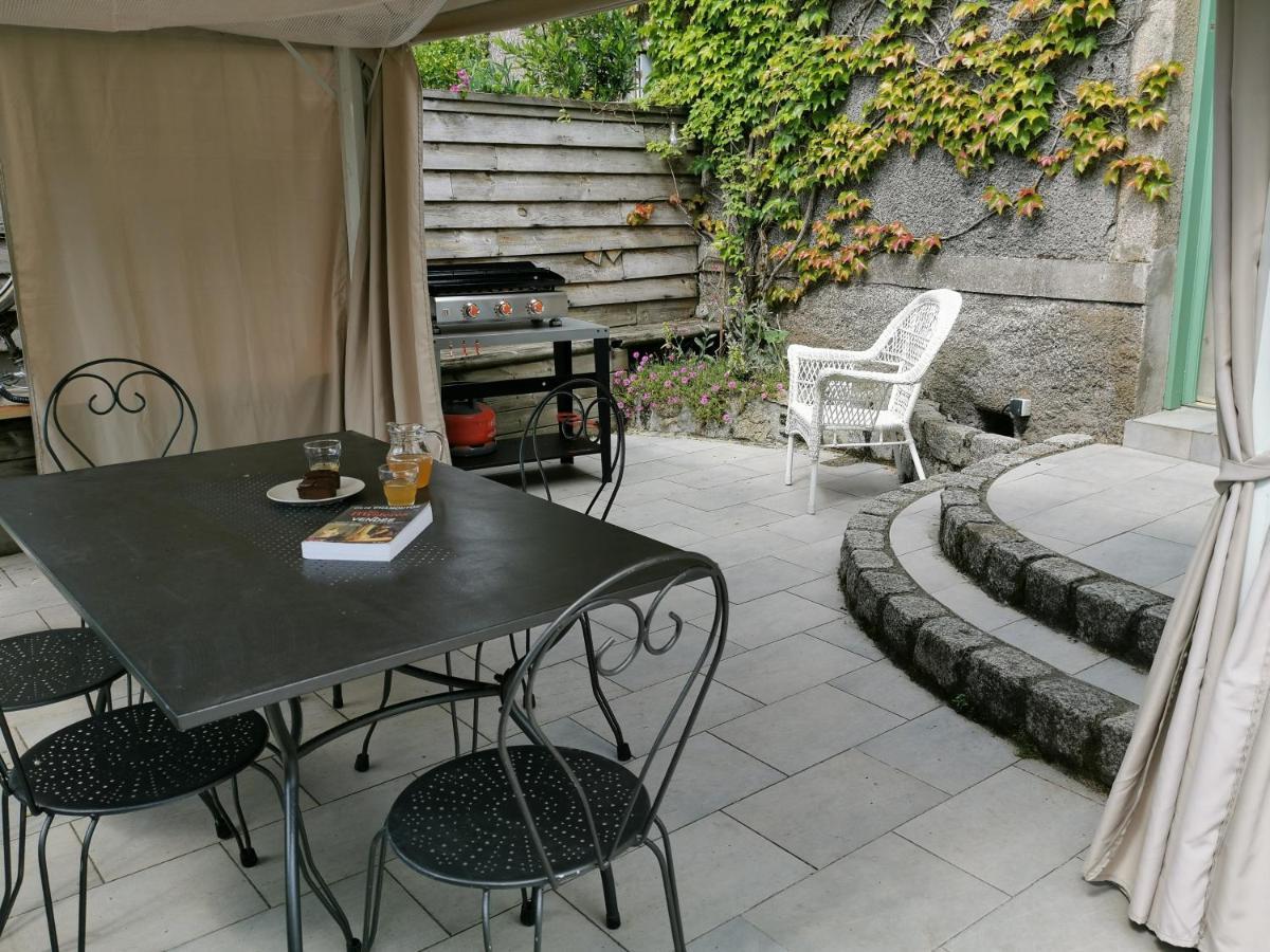 Bed and Breakfast Logis Des Douves Tiffauges Екстер'єр фото
