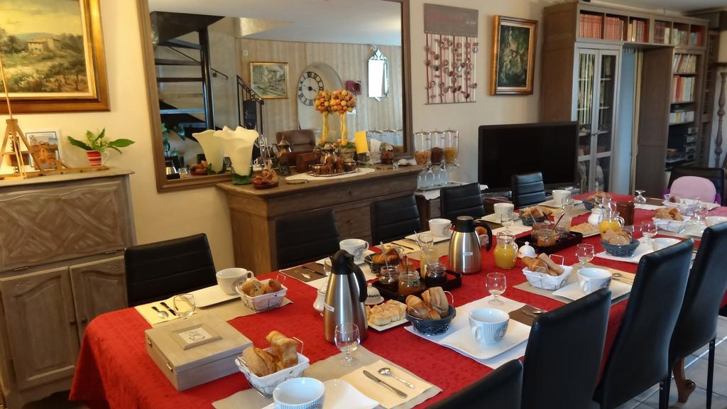 Bed and Breakfast Logis Des Douves Tiffauges Екстер'єр фото