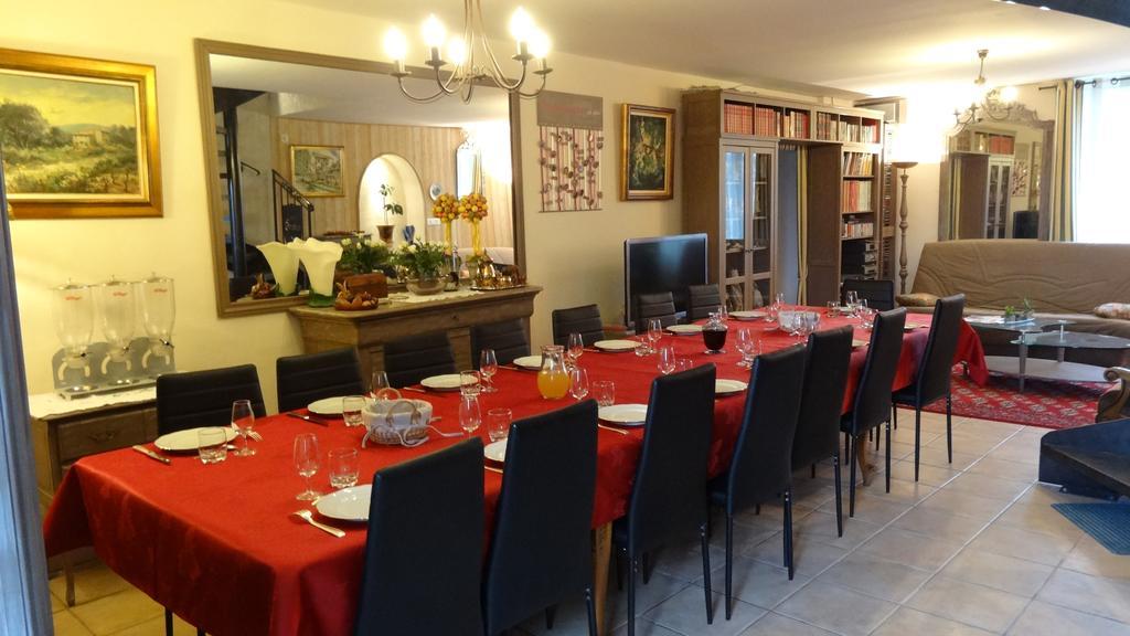 Bed and Breakfast Logis Des Douves Tiffauges Екстер'єр фото