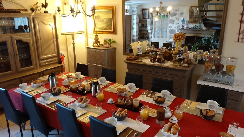 Bed and Breakfast Logis Des Douves Tiffauges Екстер'єр фото