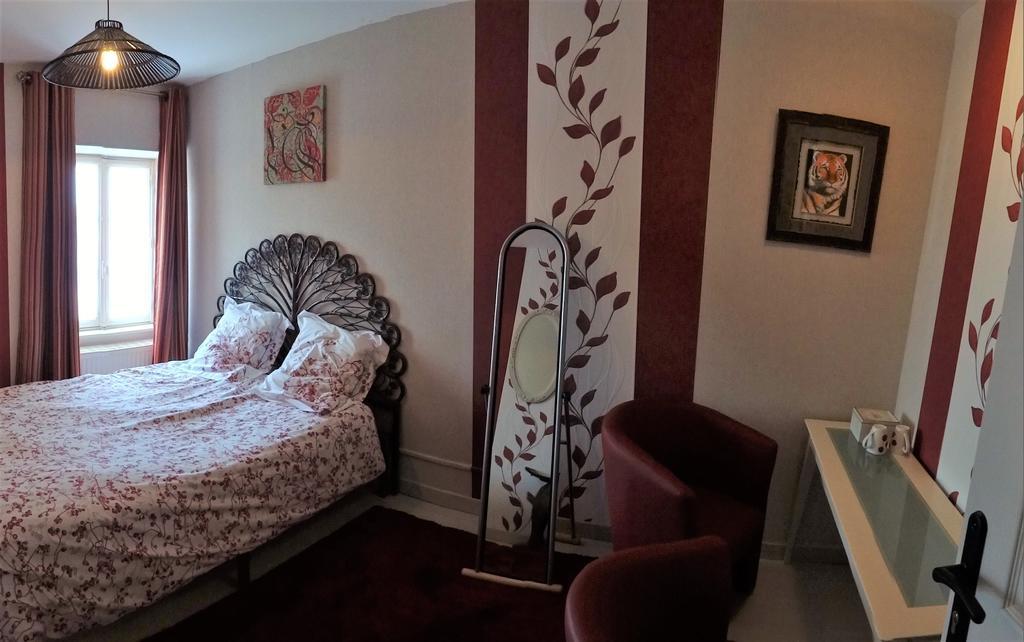 Bed and Breakfast Logis Des Douves Tiffauges Екстер'єр фото